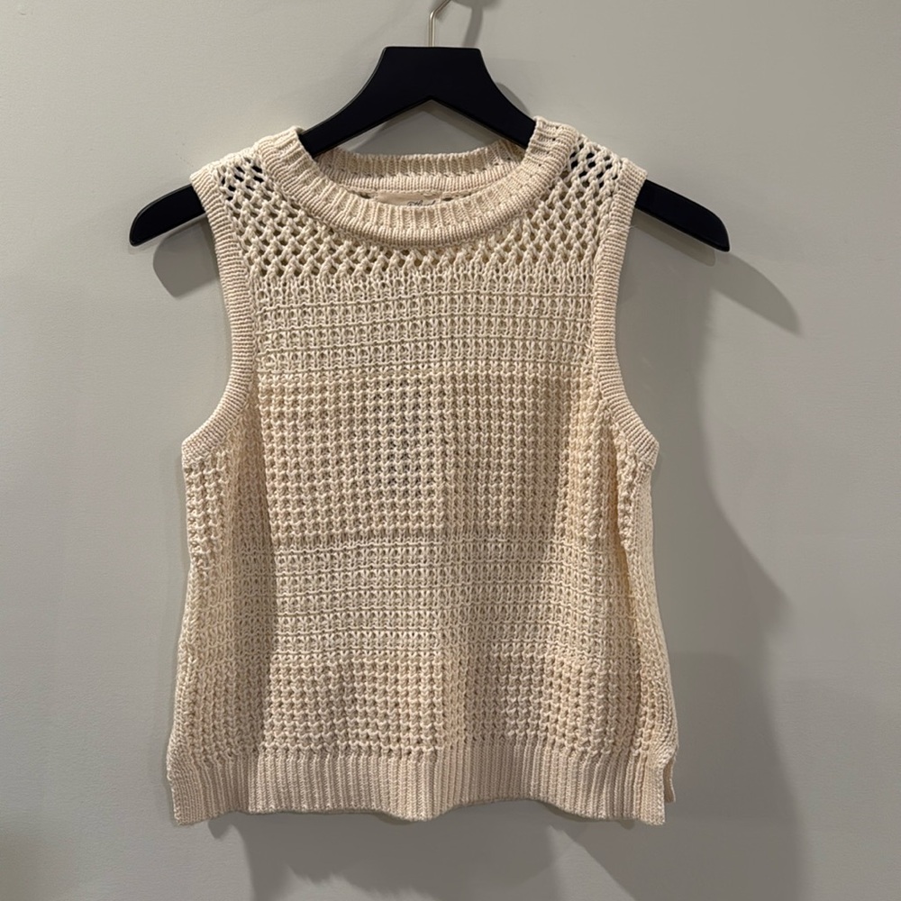 NWT Universal Thread Crochet Tank. Size Smalll
